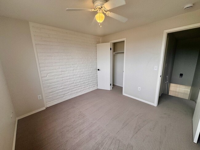 Building Photo - Beautifully Renovated Townhome in Coumbine...