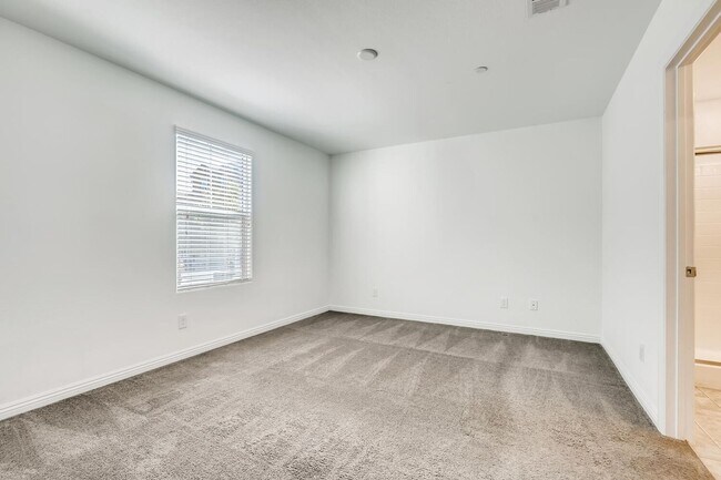Building Photo - 3 Bedroom Townhouse in a Gated Northeast Community Near Nellis Air Force Base