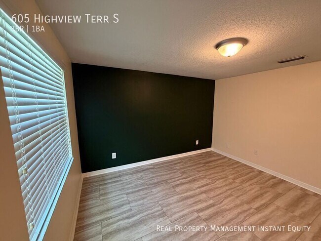 Building Photo - 605 Highview Terrace S