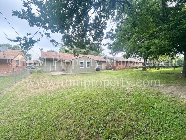 Building Photo - 713 Phillips Dr