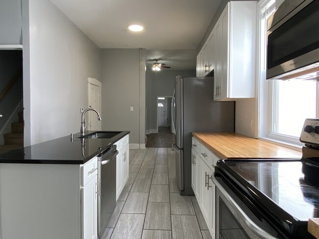 Building Photo - Beautiful half of duplex for rent!