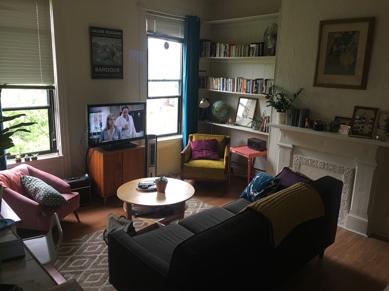 Living area - 434 S Pacific Ave