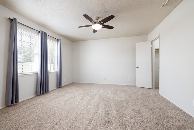 Building Photo - 1940 Leslie Dr