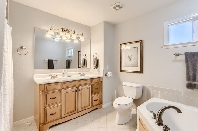 Building Photo - Spacious 5 BDR Lafayette Home - Close to Coal Creek Trail