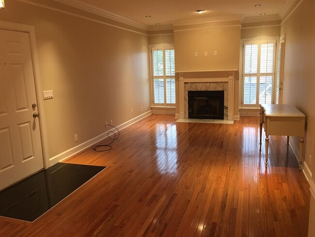 Building Photo - Awesome 2BE/2BA condo located in the heart of Sylvan Park community!