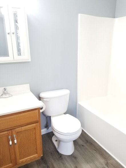 Master bathroom - 343 Beaverview Dr