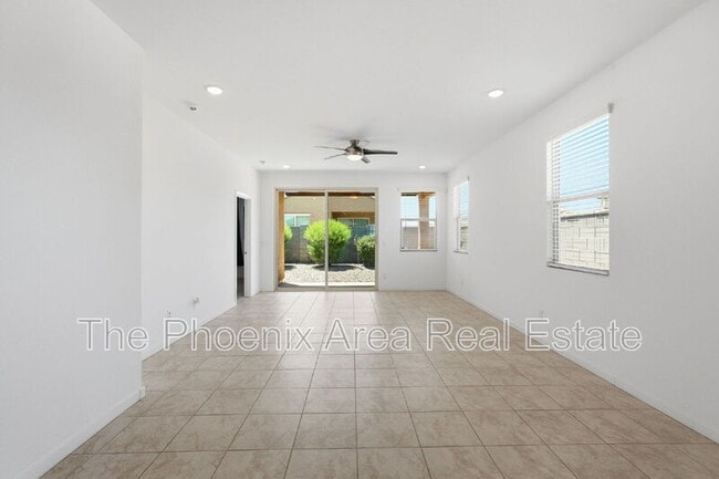 Building Photo - 40643 W Shaver Dr