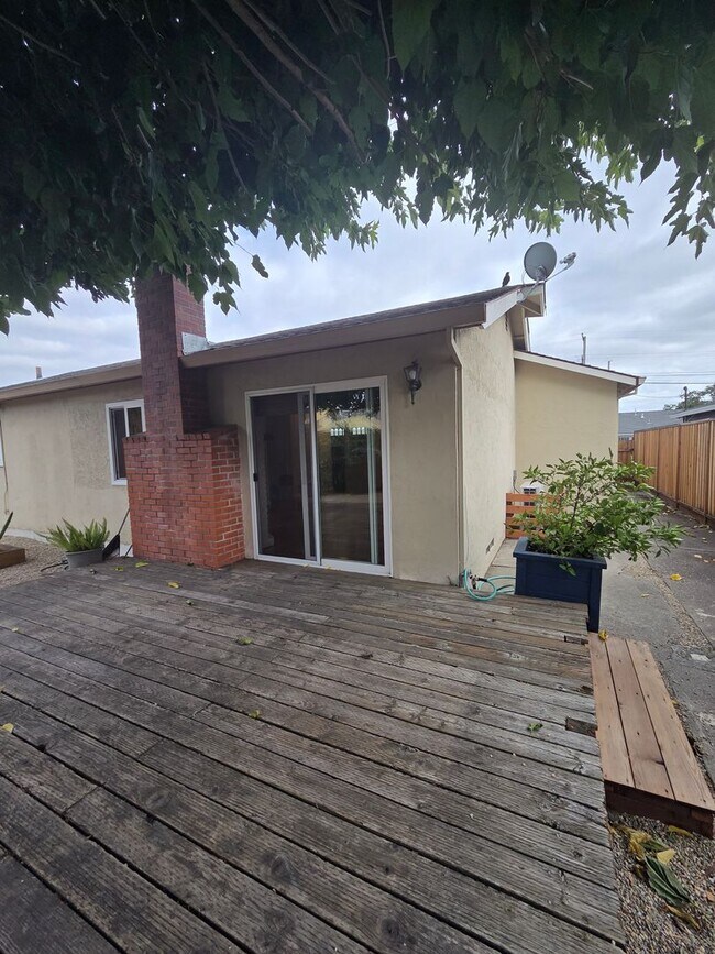 Building Photo - 3 bedroom 2 bath East Petaluma