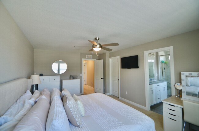 Building Photo - 3 bd/2.5 ba Townhome!