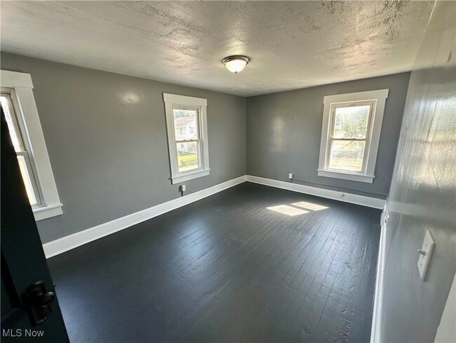 Building Photo - 323 Belden Ave NE