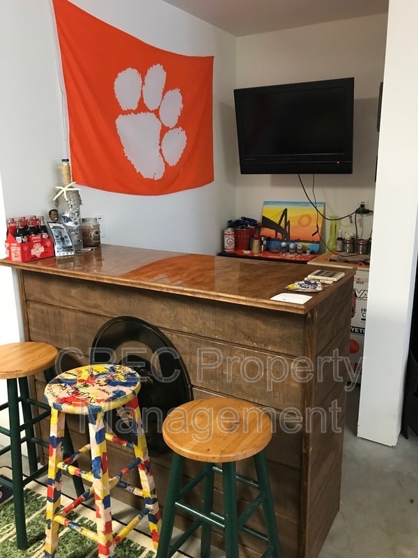 Building Photo - 4055 Hartland St