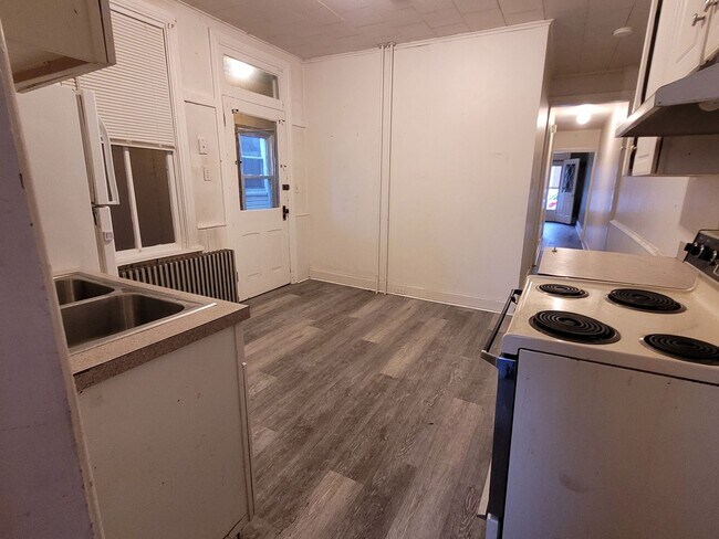 Building Photo - 40 N Chestnut St