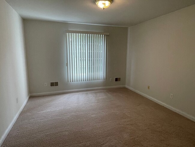 Building Photo - Shelby Twp 2-bedroom, 2-bath condo-style, private patio, 1st floor unit