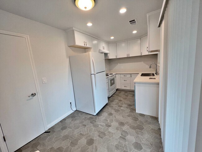 Building Photo - 1612 Mendenhall Dr