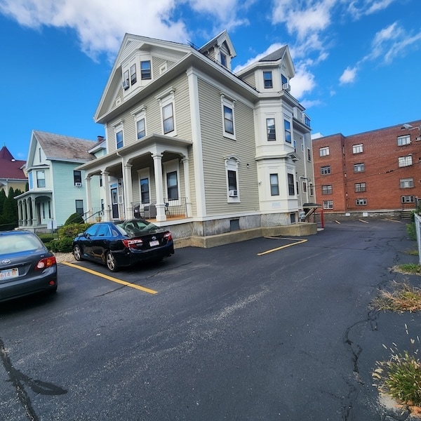 Building Photo - 83 Elm St
