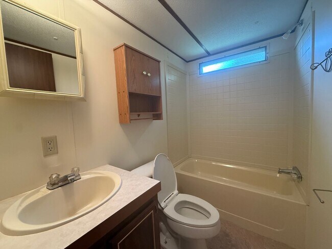 Building Photo - 2 Bedroom 2 Bath Mobile Home in Greeneville, TN