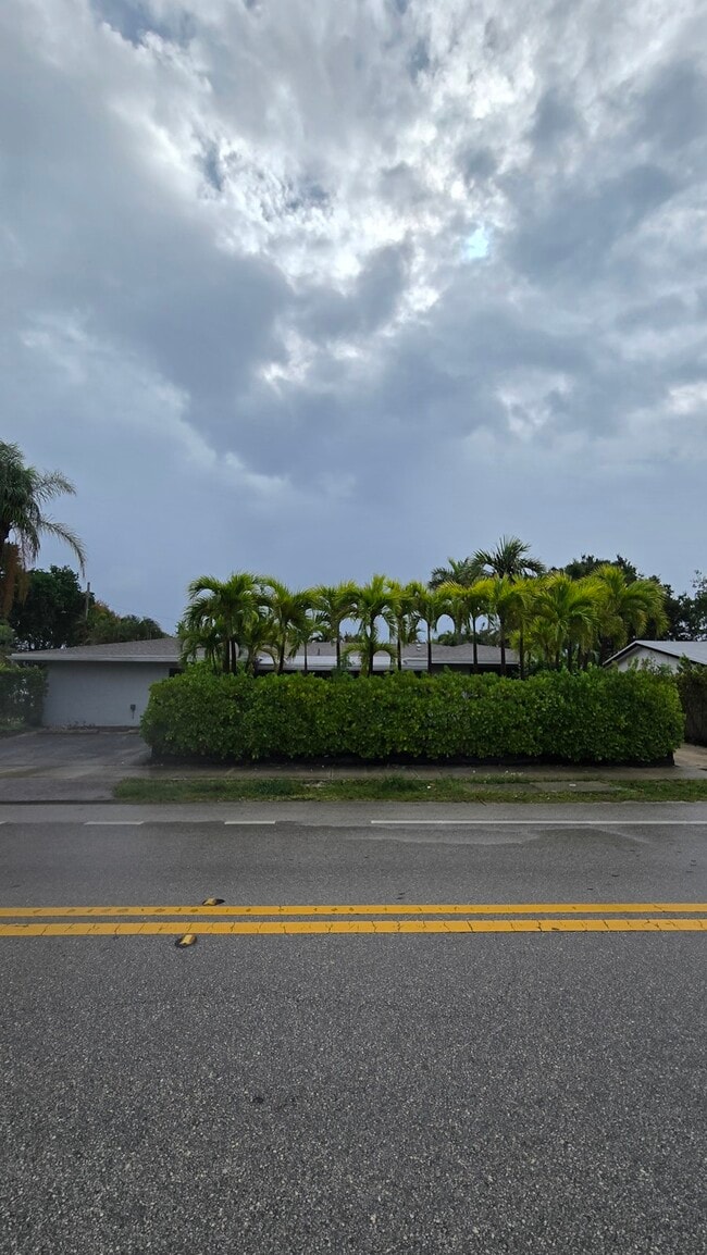 Building Photo - 2808 Middle River Dr