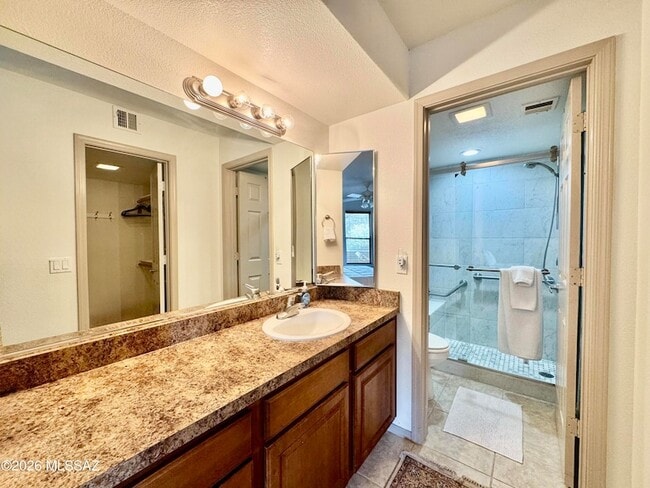 Building Photo - 5855 N Kolb Rd