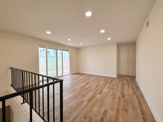 Building Photo - Spacious 5-Bedroom, 2-Bath Retreat in Quiet Oxnard Neighborhood