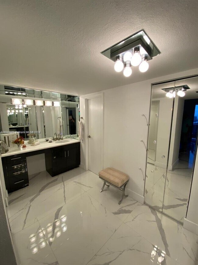 Building Photo - 3675 N Country Club Dr