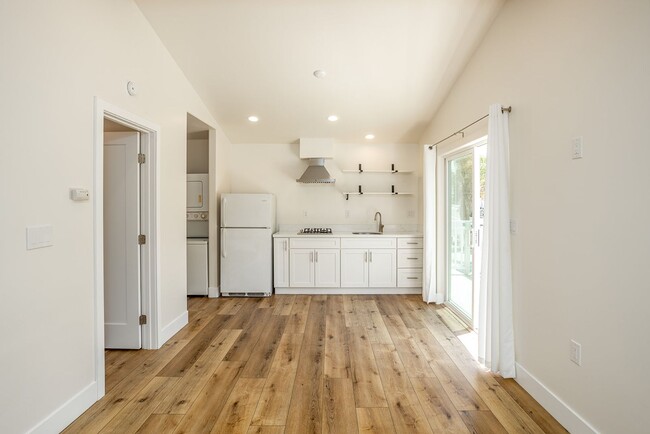 Primary Photo - 1 Bedroom in Oceanside!