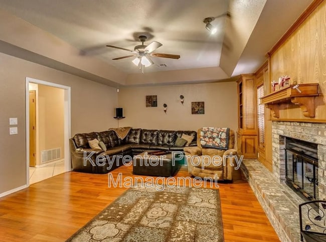 Building Photo - 8301 Azurewood Dr