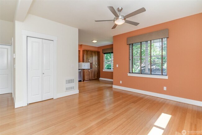 Building Photo - 2Bd/2.5Ba Issaquah Home