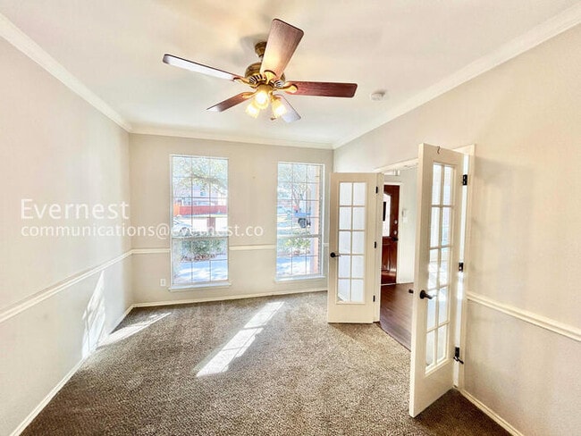 Building Photo - 5 Bed/3.5 Bath Home with Fenced Yard & Garage / Pet-Friendly / Vouchers Accepted