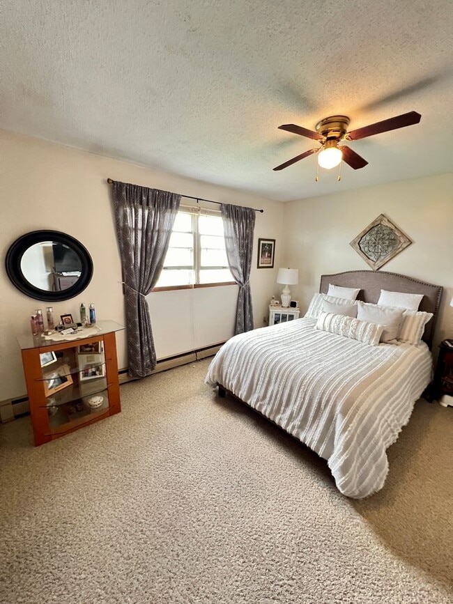 Building Photo - AVAILABLE MAY - Large 2 Bedroom Apartment!