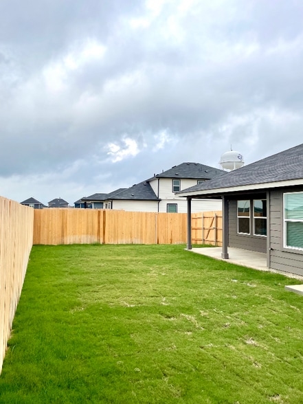 Building Photo - 320 Yosemite Dr