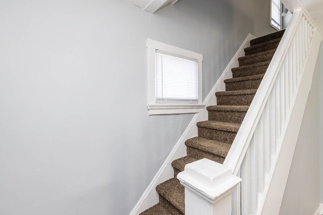 Building Photo - 2-Bedroom Home with Flexible Bonus Room Near Downtown Columbus