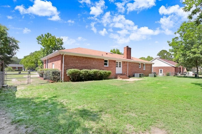 Building Photo - 302 Cedar Rd