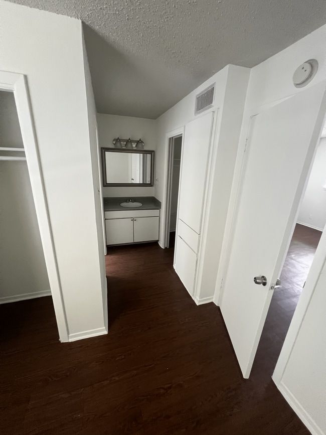 Building Photo - Great one bedroom in Hyde Park!