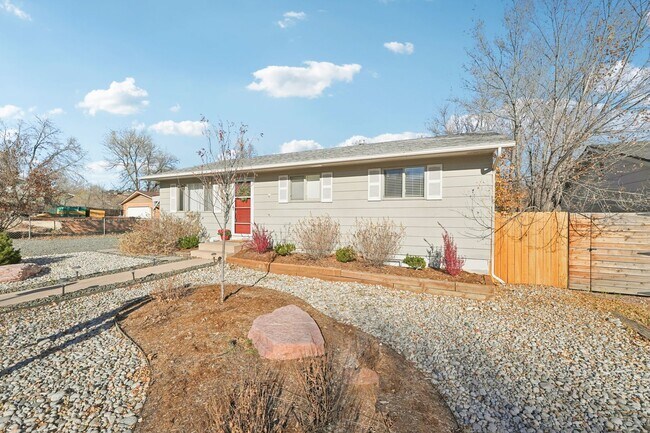 Building Photo - 4 Bed Beauty on West Side!
