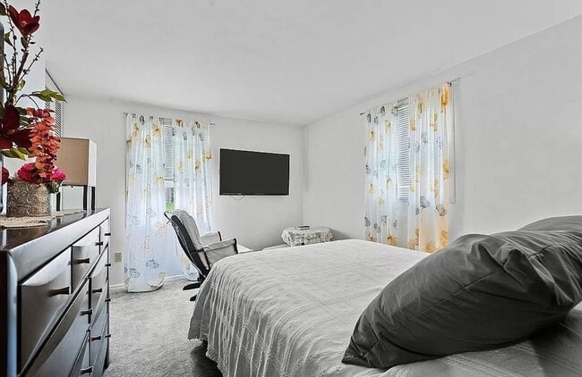 Building Photo - Charming Home! 4 Bedroom 2.5 Bathroom - Hopewell