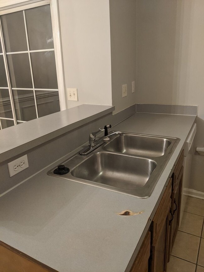 Building Photo - Cozzy townhome ready for you!