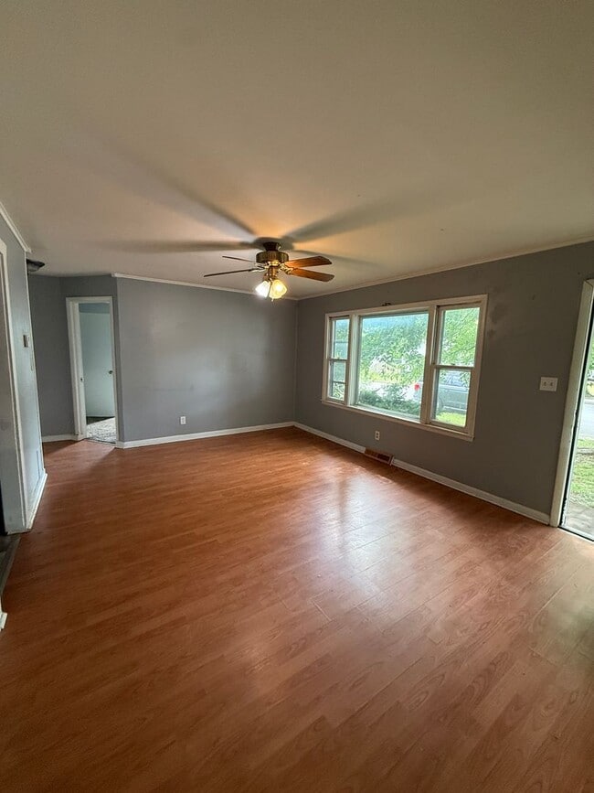 Building Photo - 2 bedroom/1 bathroom house/1 car garage