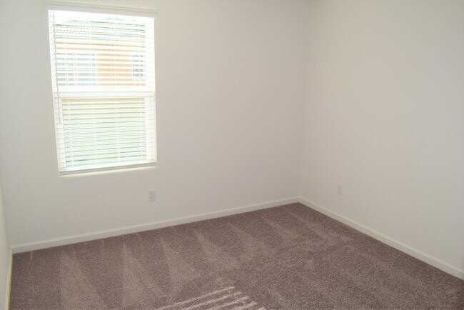 Building Photo - Beautiful Brand New Home located in the Ve...