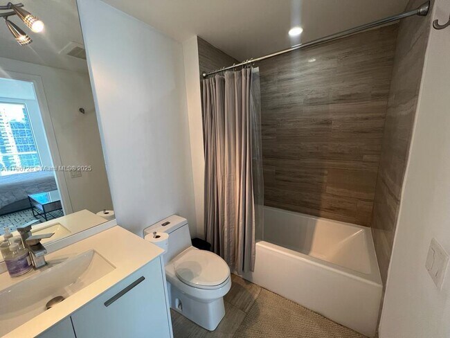 Building Photo - 1300 Brickell Bay Dr