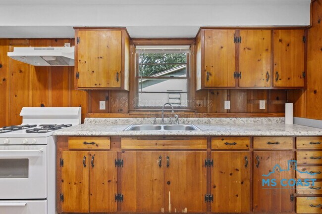 Building Photo - 2050 North Dr