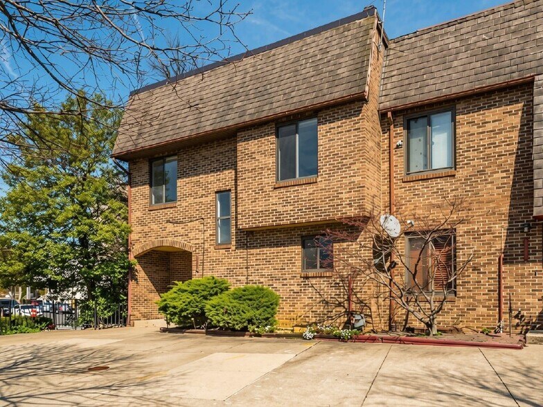 Building Photo - 1321 I St NE