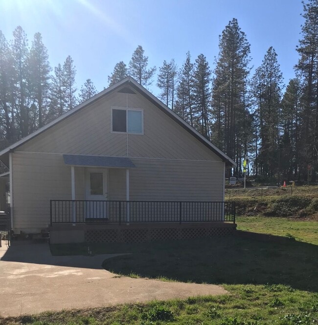 Building Photo - Updated 3 Bedroom 2 Bathroom Home in Paradise!