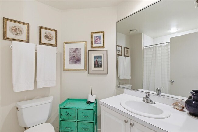 Building Photo - 2600 N Southport Ave