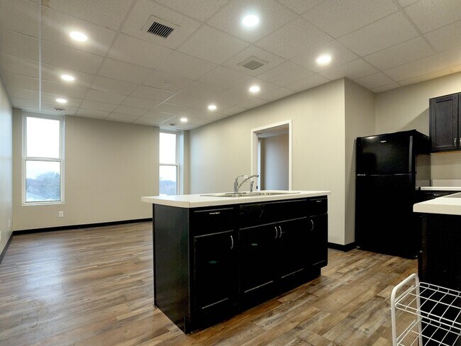 Building Photo - 101 N Mill St