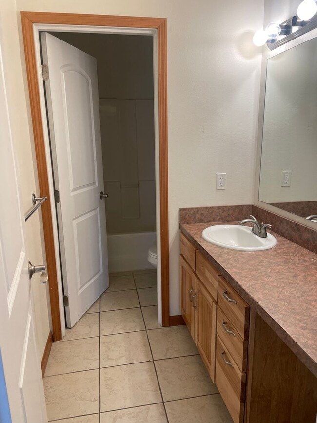 Building Photo - Spacious east side home