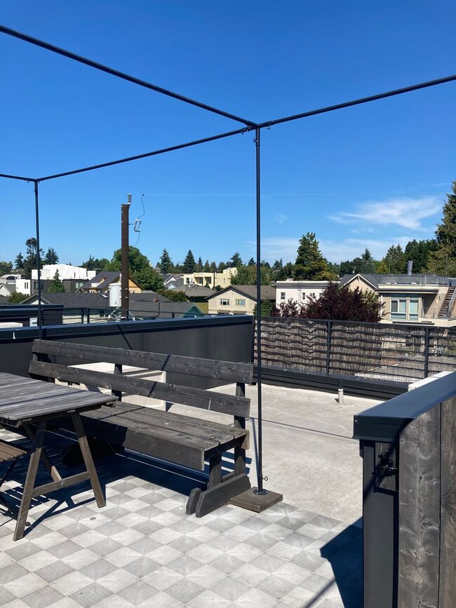Building Photo - Ballard Townhome
