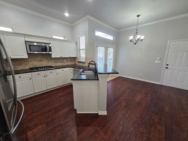 Building Photo - 6116 Thursby Ave