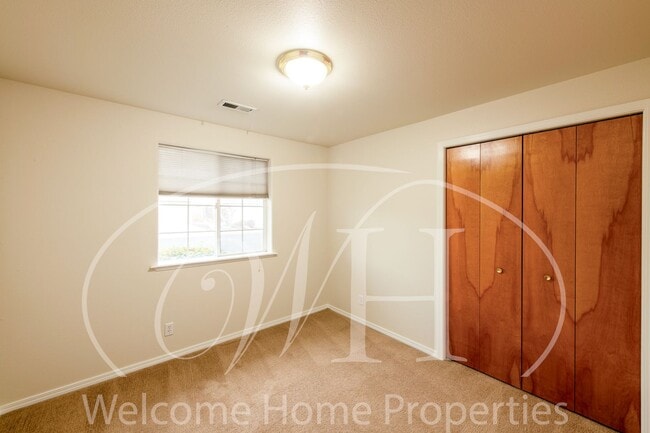 Building Photo - 337 NE Kingwood Pl