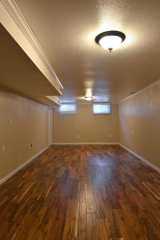 Building Photo - "Spacious 5-Bedroom 3 Bath in the Heart of...