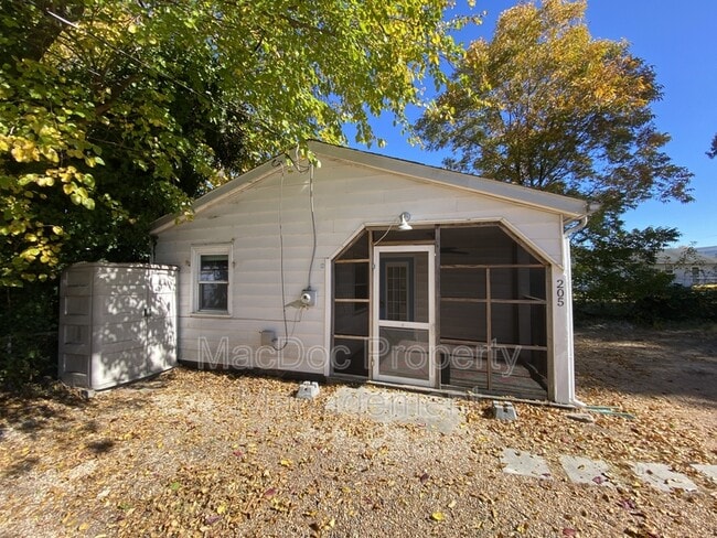 Building Photo - 205 N Irving Ave
